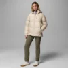 Chaqueta con capucha y plumón Cloudview™ para mujer